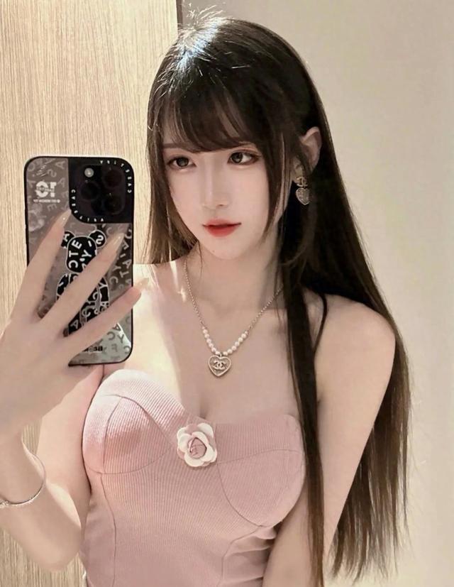 腐团儿晒出怼脸自拍照!五官精致柔美,运动保持“沙漏”身材