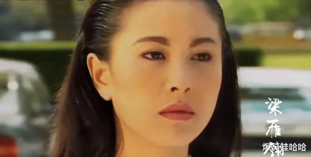 回首1993年春晚:她与倪萍同框,长发黑手套造型,今朝预言成真