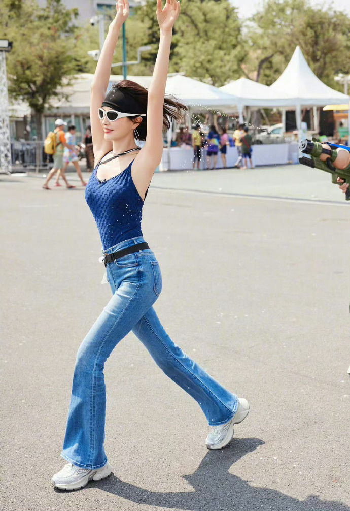 秦岚身材被低估,穿瑜伽裤大秀好身材,臀腿比例优越