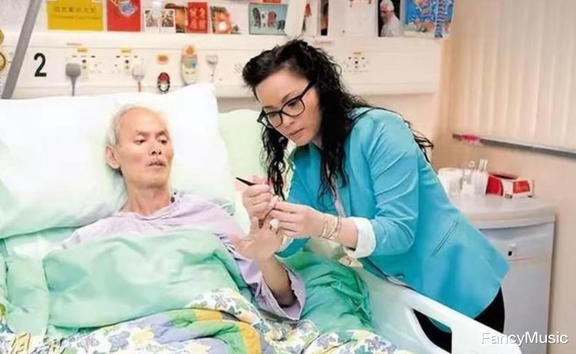 69岁刘家辉坐轮椅现身晚宴，获得贡献奖，多位老牌香港艺人出席！