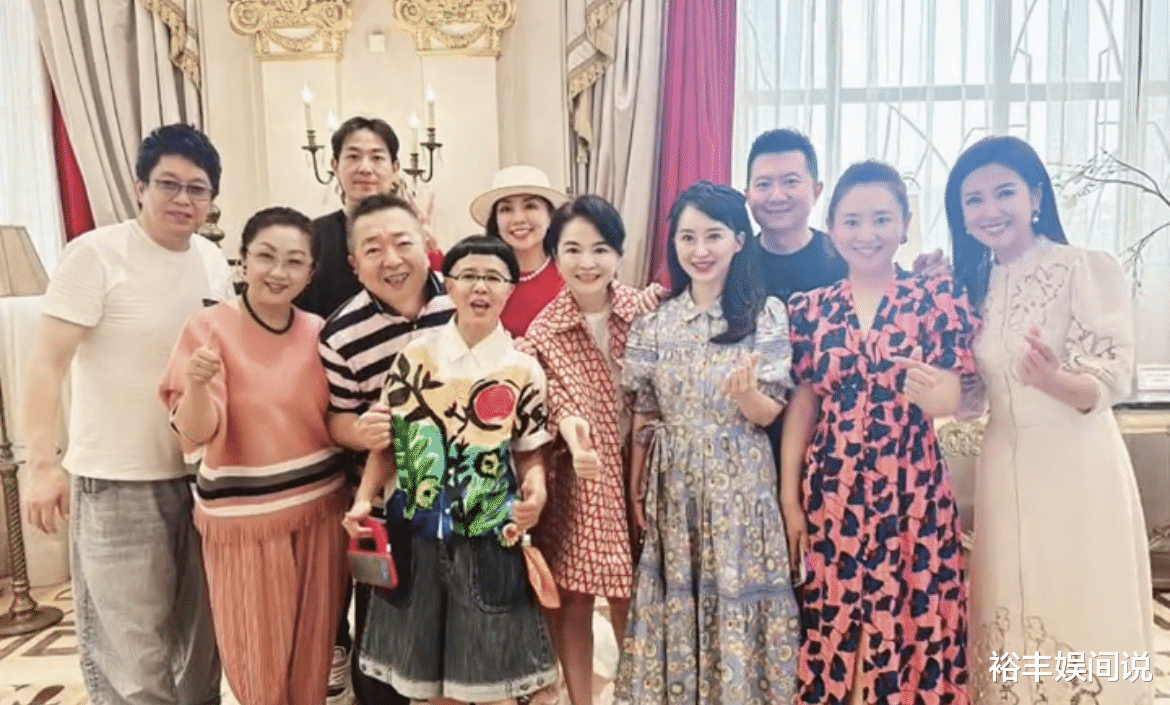 金龟子为外孙办百天宴！多位少儿主持人现身，王宁站身后老太多