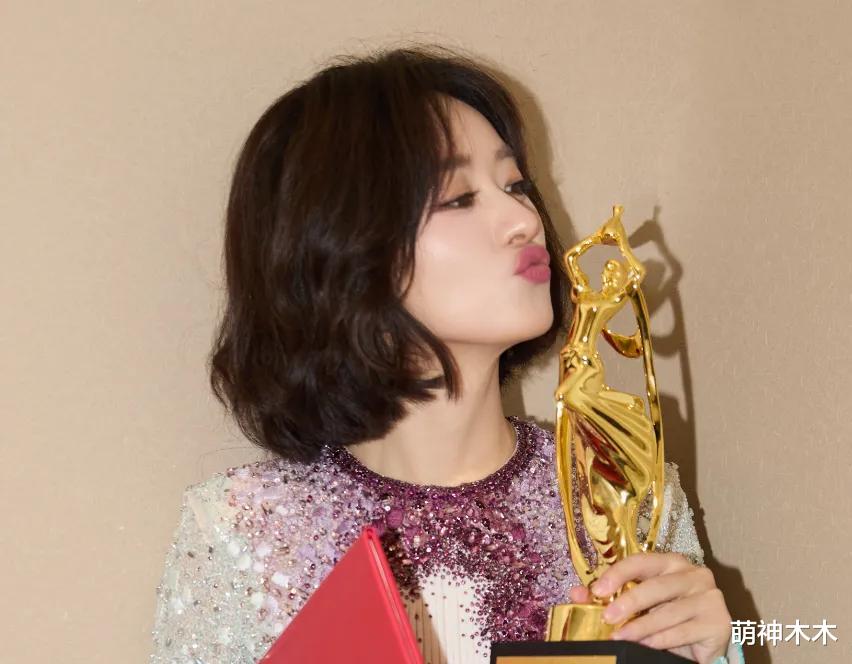 赵丽颖飞天奖开会照曝光,戴着帽子打扮朴素,视后奖金高达50万