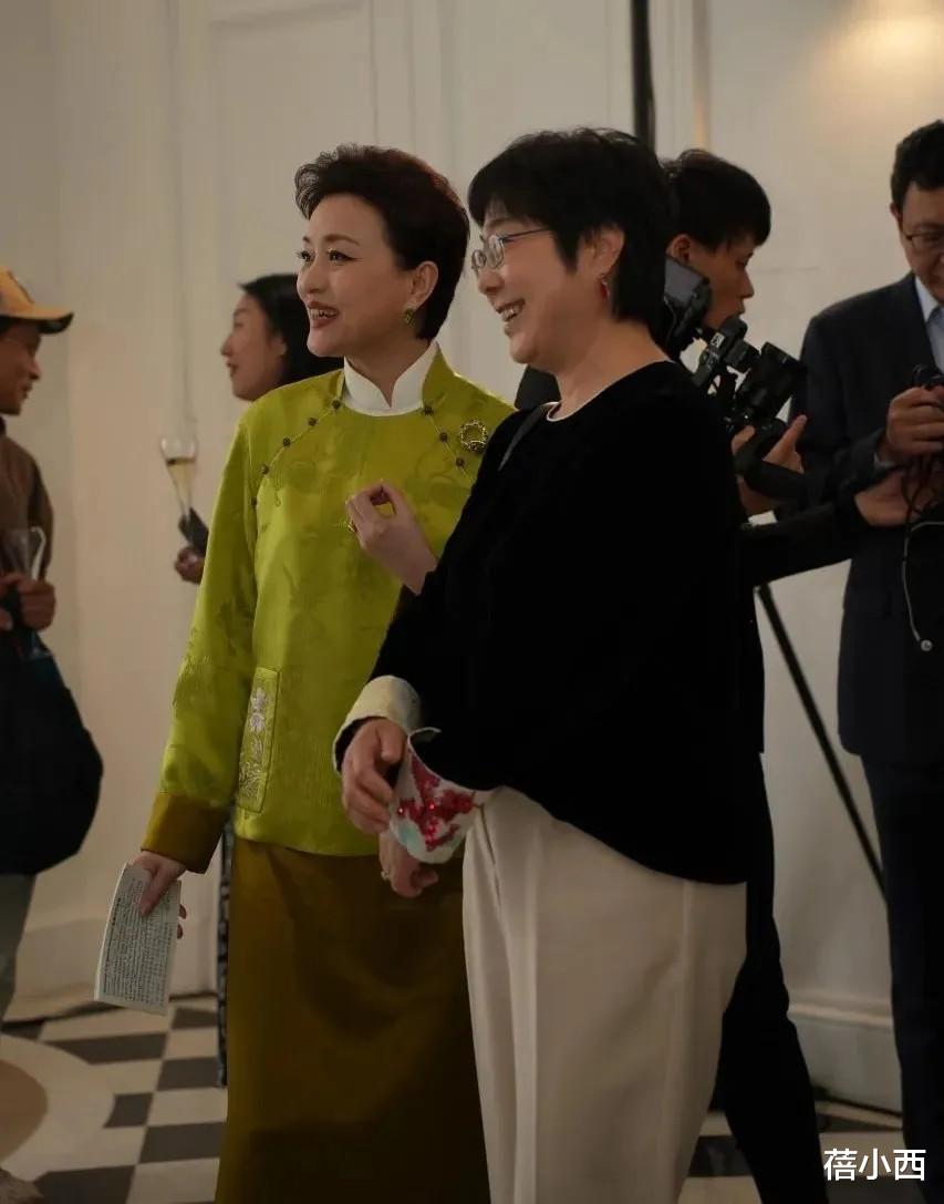 杨澜现身法国巴黎艺术节，穿新中式像个贵族夫人，一般人真穿不起