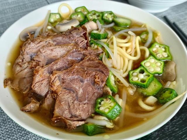 懒妈妈的早餐就1碗，父子俩吃得津津有味！网友：太丰盛！