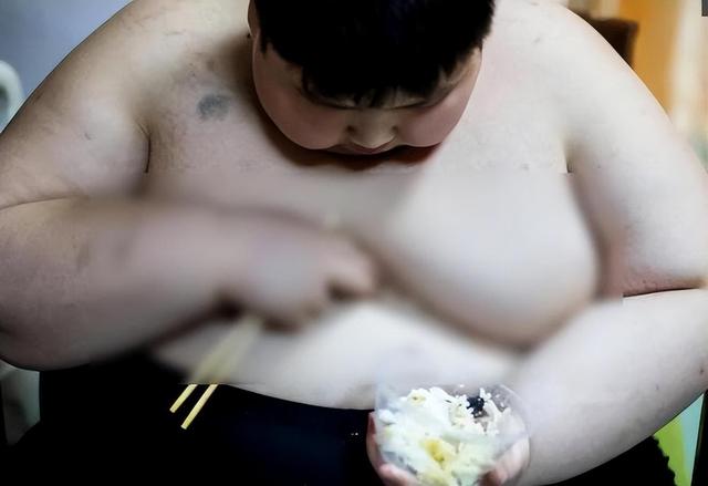 徐周磊:身高158却重达400斤,一顿18袋泡面,死前全身流不明液体