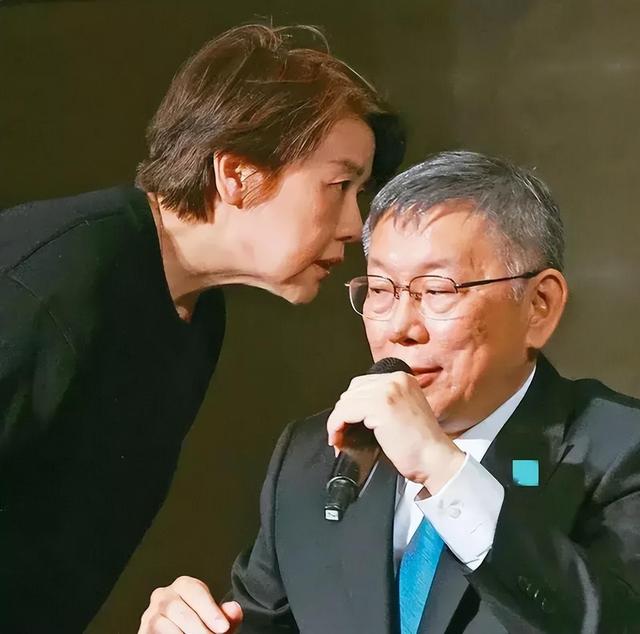 黄珊珊彻底不装了,全面接管白营?黄国昌雨天宣讲能否重夺话语