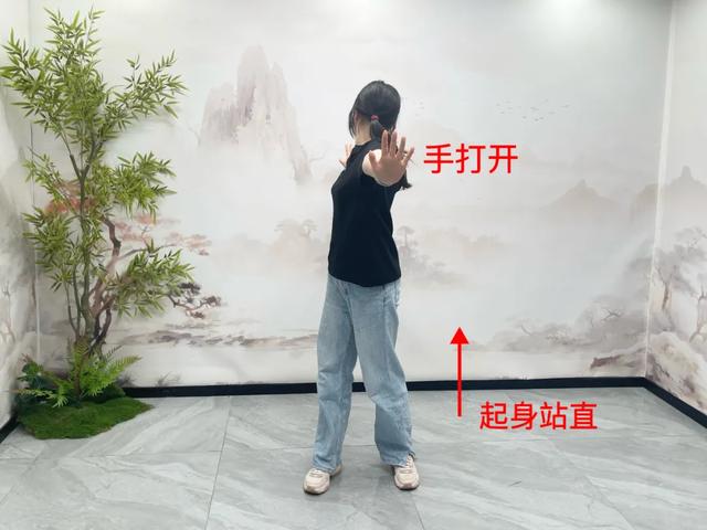 一个动作练全身,每天只需几分钟,强筋骨、通三焦、改善老便秘!