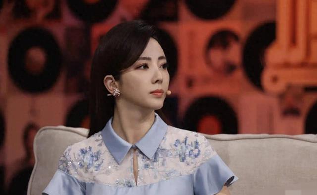 李思思主持经销商活动,穿廉价礼服,离开央视后档次低了收入高了