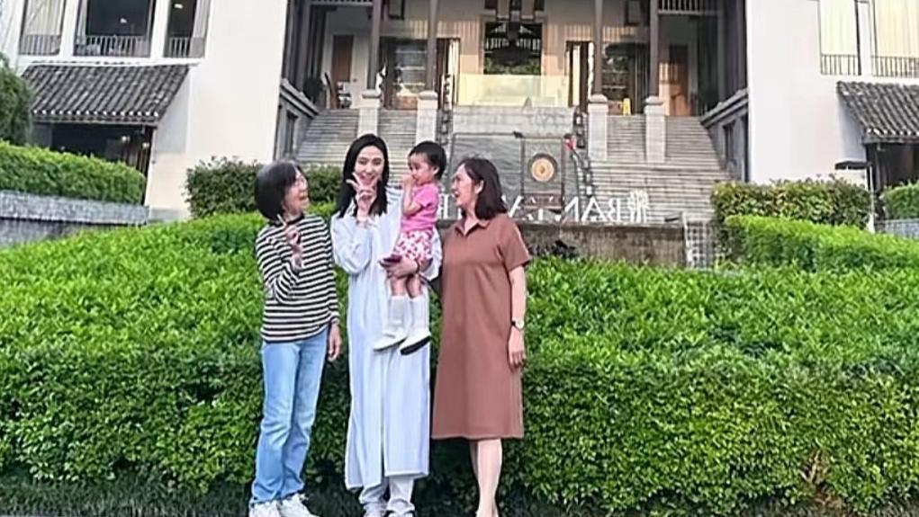 李亚鹏娇妻独自带婆婆妈妈旅行，2岁夏夏成团宠，祖孙三代超有爱