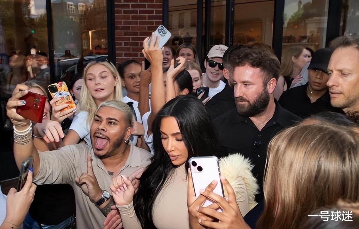 金·卡戴珊现身纽约街头,打扮炸裂,顶级腰臀比,皮蓬前妻比不了