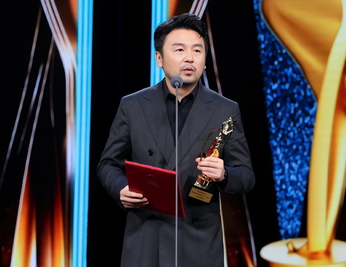 从白玉兰奖到飞天奖，释放两大信号，预示着娱乐风向彻底变了