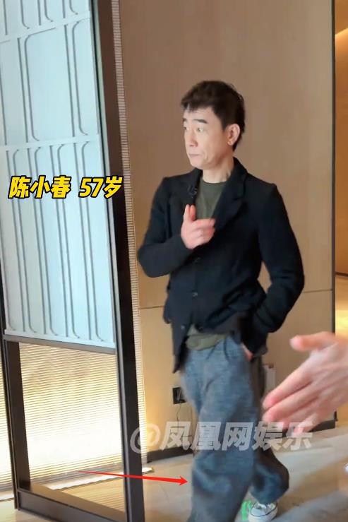 57岁陈小春近照曝光，衣品显老人味被围观，网友：我爷都不这么穿