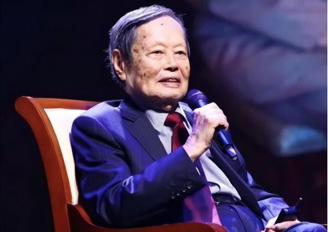 杨振宁的“长寿秘诀”：最核心的并不是多运动、喝水，而是这4点