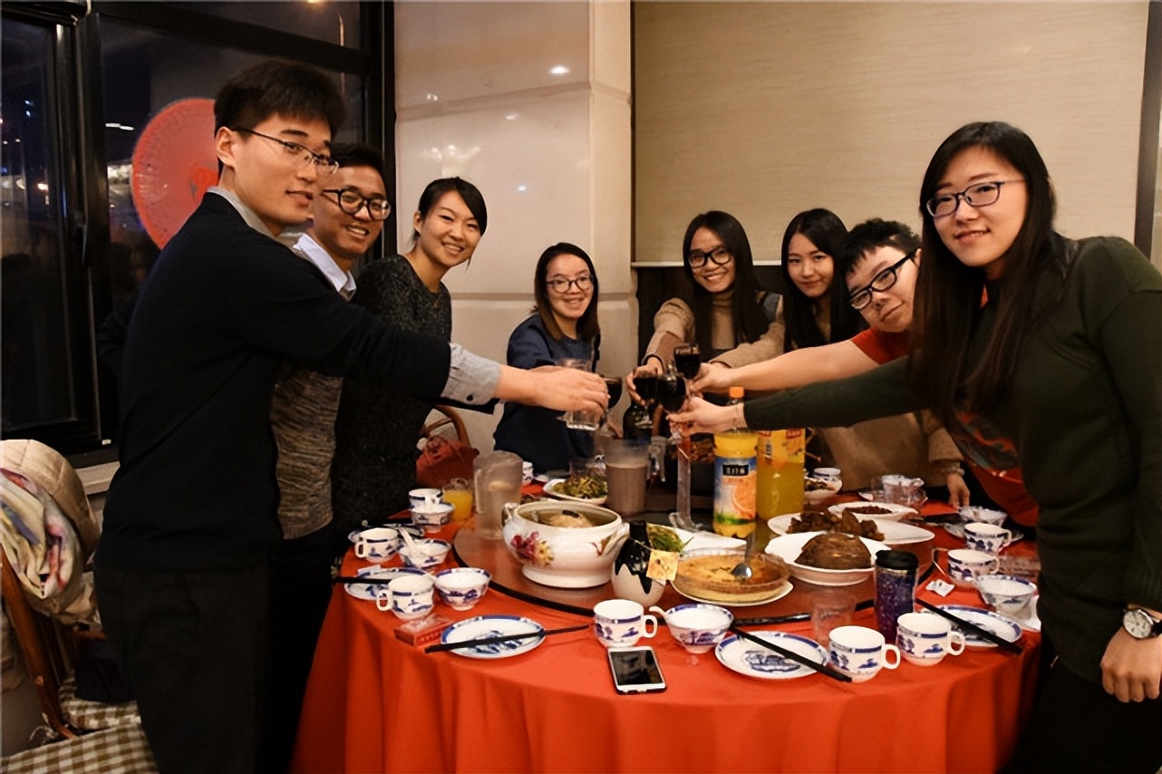 老板春节过生日，同事私下送礼被拒，隔天被告知年终奖也被取消了