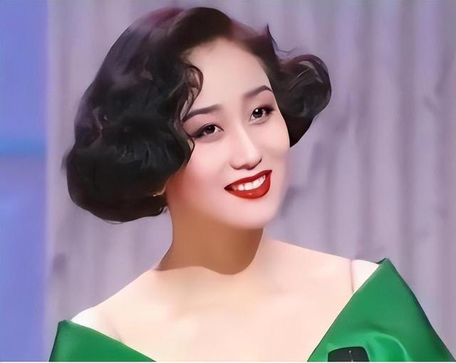 赌王去世4年,再看被何超琼抚养的“私生子”,他这盘棋下的真大