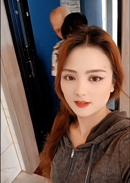 癞蛤蟆专吃天鹅肉!“妖魔”演员李平安,长相怪异却得“美艳”妻