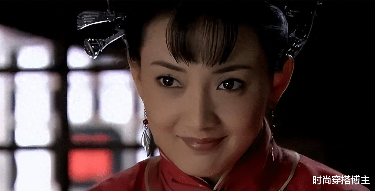 52岁牛莉疑医美过度认不出!满脸僵硬无皱纹,和之前判若两人