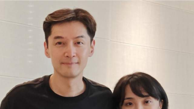 胡歌官宣当爸后，与妻子高清同框照首曝光，黄曦宁依着胡歌好甜蜜