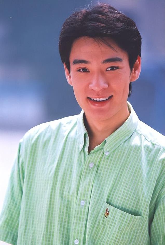 背叛郝蕾15年后，他娶了小10岁的学妹，如今43岁和蒋欣谈恋爱爆火