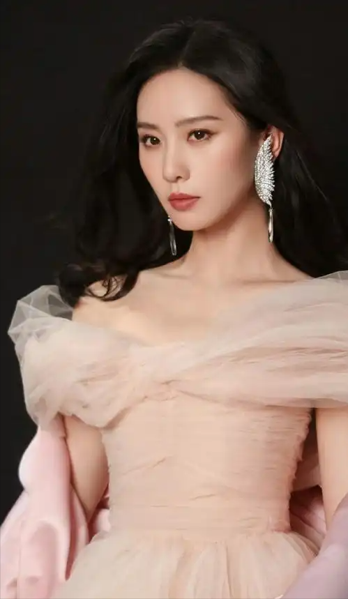 标准的东方美女,国色天香,刘诗诗仪态绝了!