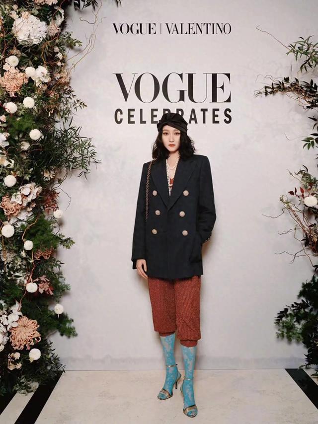 关晓彤国庆节分享巴黎聚会合照，尝试新造型，蓝色袜子太抢镜