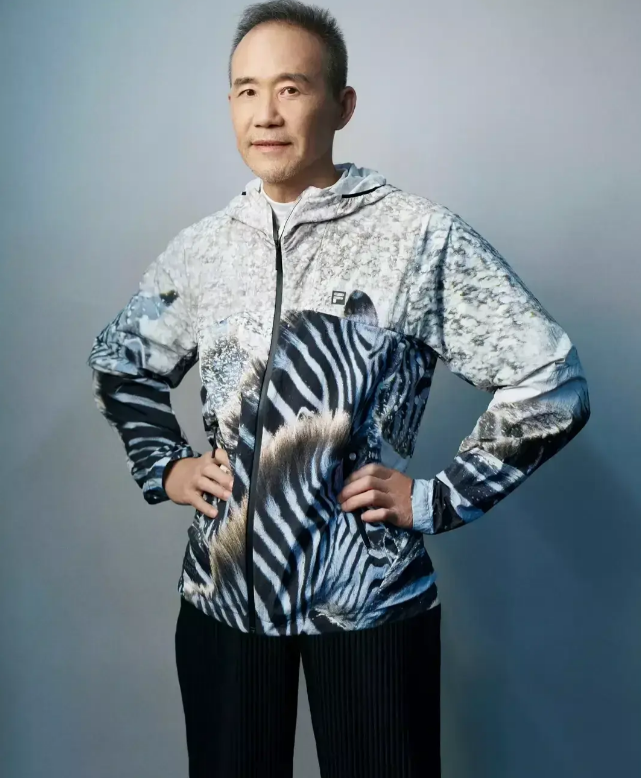 王石携爱妻在巴黎看奥运,73岁与43岁年龄差,丝毫没有违和感