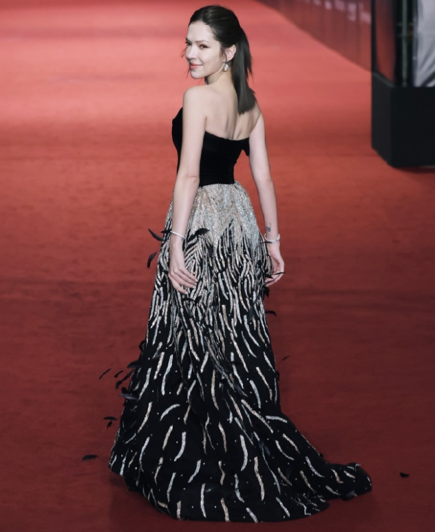 贾静雯林心如许玮甯红毯争艳，身高谜团引热议，气质成关键