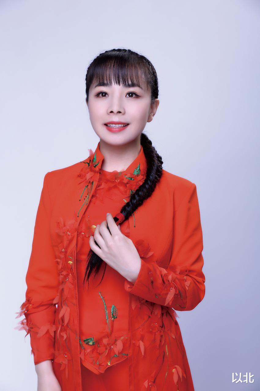 原来一直在伪装？草根歌手王二妮人设是真是假，瞒了观众好多年