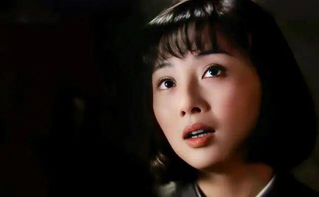 她是演员中的女富豪,多辆豪车轮流开,如今44岁却活得像20岁