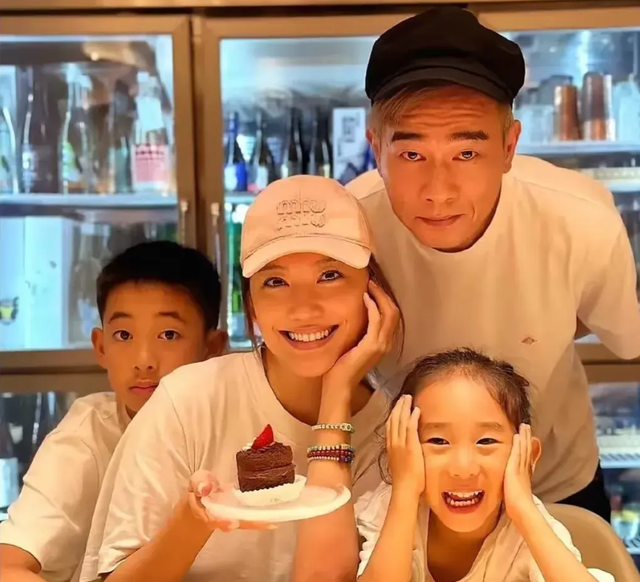 陈小春近照曝光，本人皱纹明显好似小老头，57岁和老婆差距大