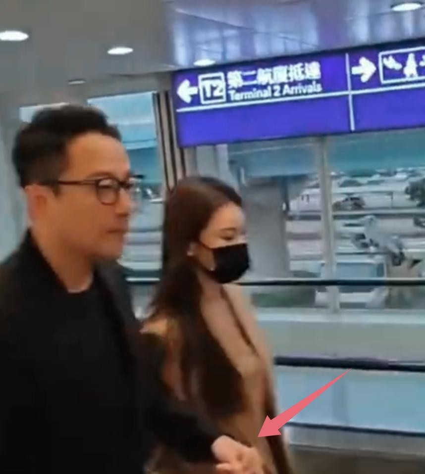 汪小菲抵台遭围堵！拎黑色大包表情微妙，表现比之前聪明太多了！