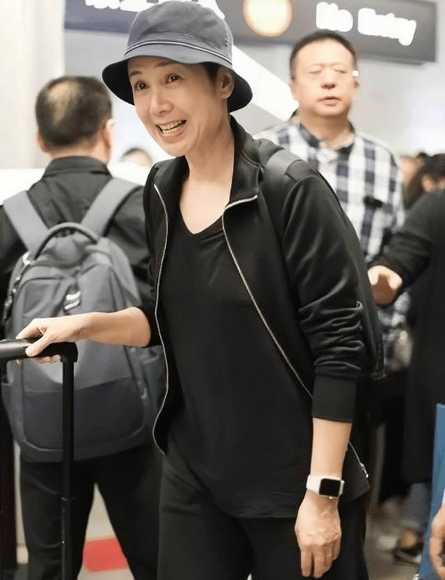 蒋雯丽跟老师合影，无论是素颜还是短发都像农家大妈，脸粗糙下垂