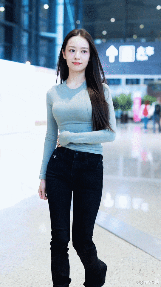 吉娜被强光照耀如同女神,大胆展示好身材,彰显独立女性的魅力