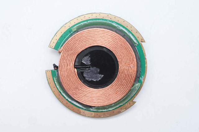 苹果全家桶同时充,折叠还便携,安克25W Qi2三合一无线充电器拆解