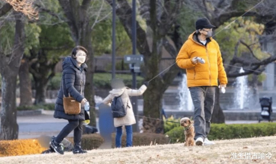 65岁山口百惠发福了，72岁三浦友和帅气依旧，两个人恩爱43年