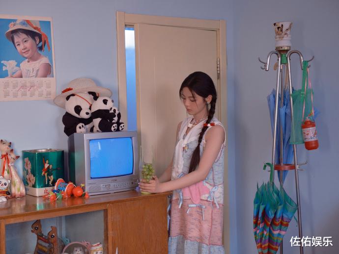 杨超越晒照庆26岁生日,扎双马尾清纯甜美如初恋,复古画风惹人爱