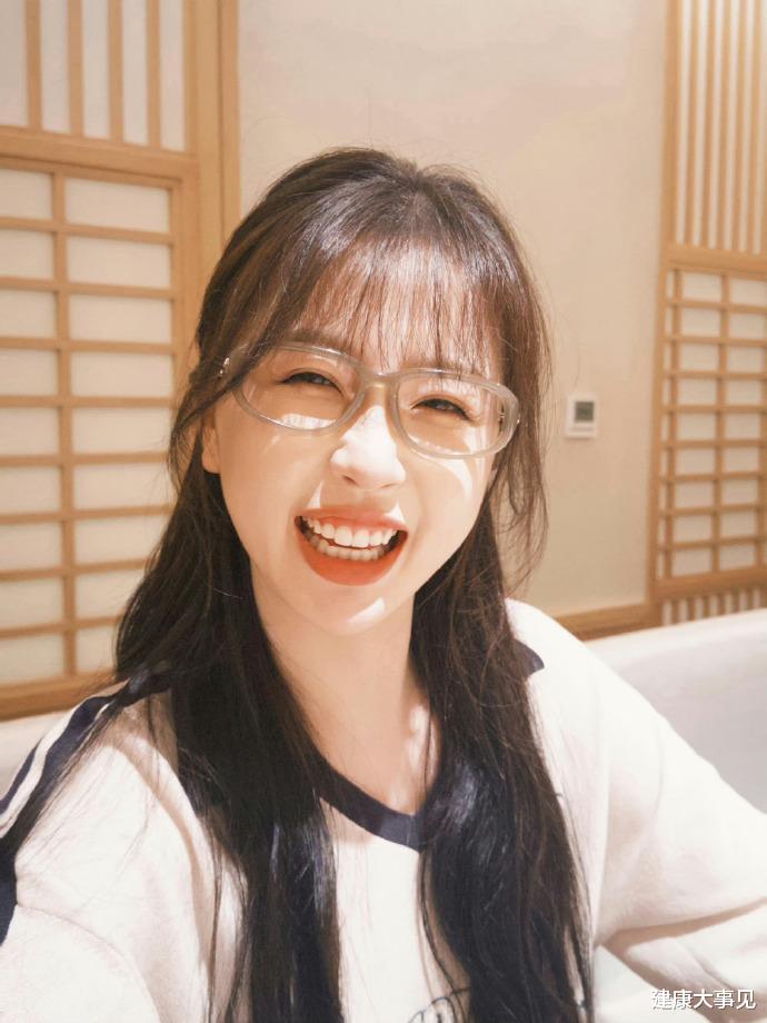 《中餐厅》首播,对比虞书欣、姜妍,资本塞人的做派,太恶心了!