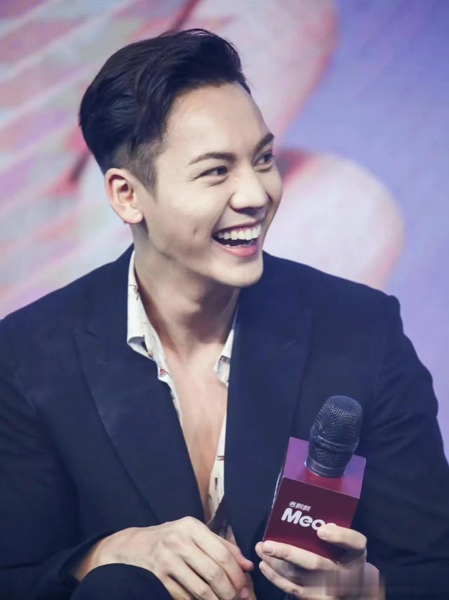 来看看两位型男男演员，行走的荷尔蒙男人味十足，演技精湛。