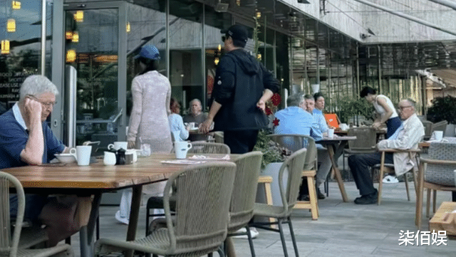 陈思诚不跑路演，三亚和佟丽娅一起带儿子，连续2年仨人一起过年