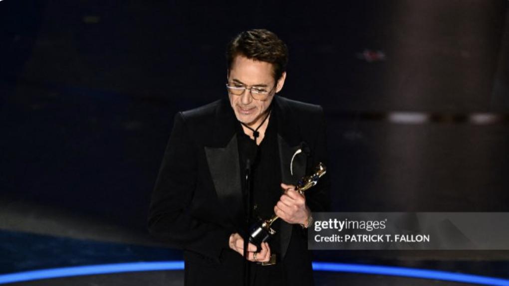 好家伙，奥斯卡男星「全裸」颁奖，红毯女星争奇斗艳，都不及他有风头