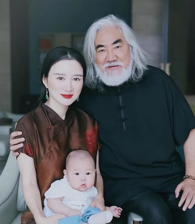 73岁张纪中给娇妻涂妊娠油，双手粗糙老年斑明显，网友恶心坏了