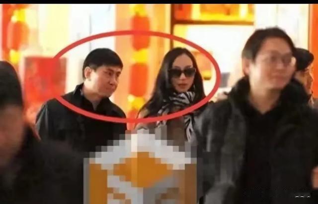 41岁韩雪和60岁老公聚餐，两人穿的朴实无华，真接地气！