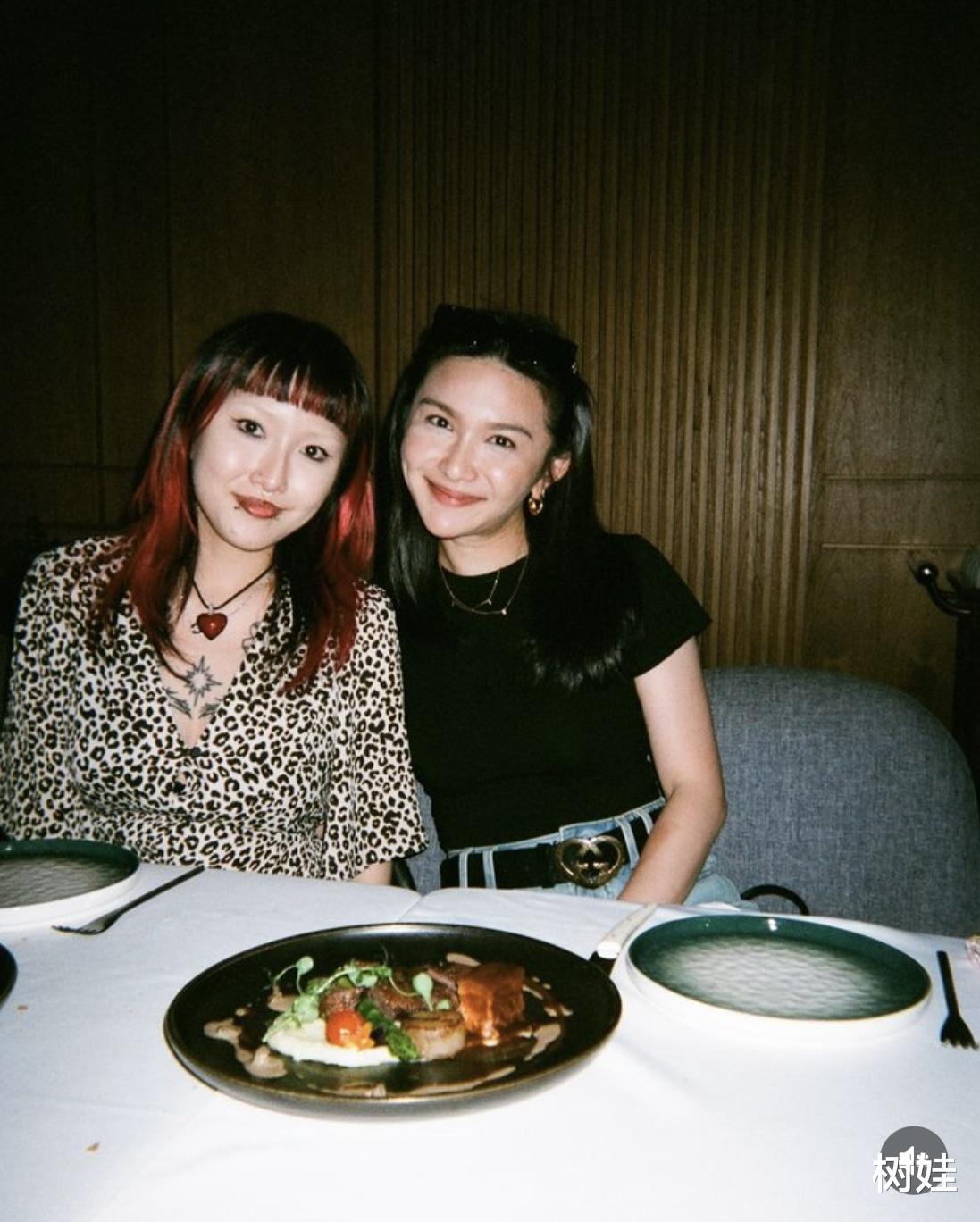 关礼杰爱妻生日全家吃饭庆祝,23岁次女朋克打扮,唇环抢镜太个性