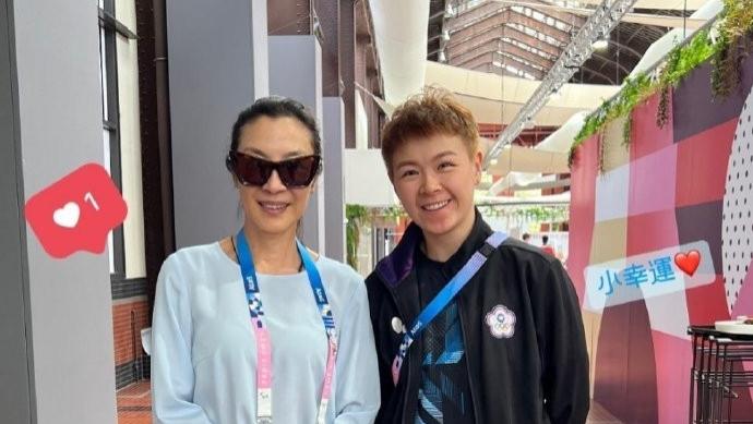 杨紫琼现身巴黎奥运村，穿农村大妈裤接地气，还与陈思羽同框合影