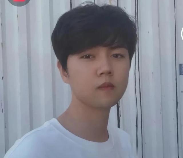 笑不活了，因为长的像鹿晗，一吃播网红被网友追着要求爆改