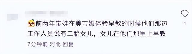 汪涵9岁儿子和妈妈逛街被偶遇,头顶黄毛发稀少,网友:压力太大