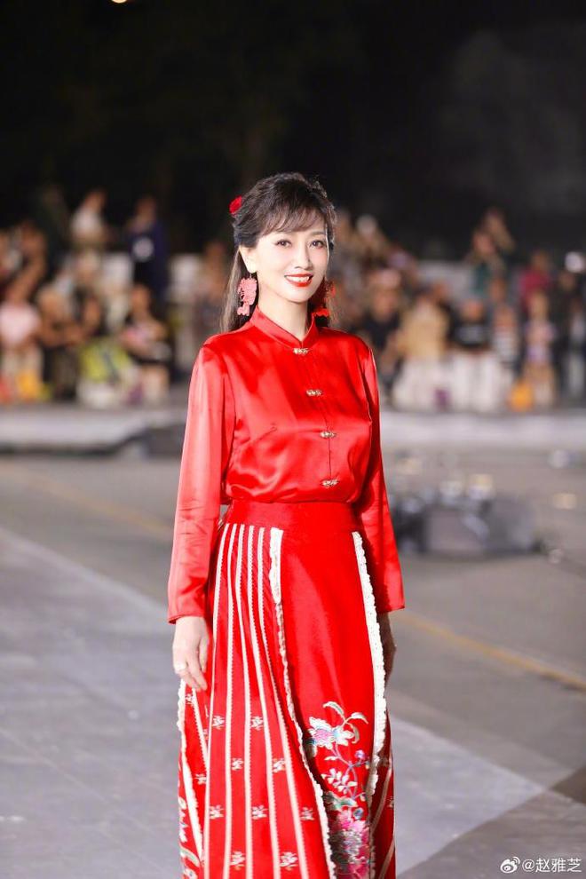 赵雅芝红裙亮相,国风美惊艳时光,粉丝直呼:冻龄女神永不过时!