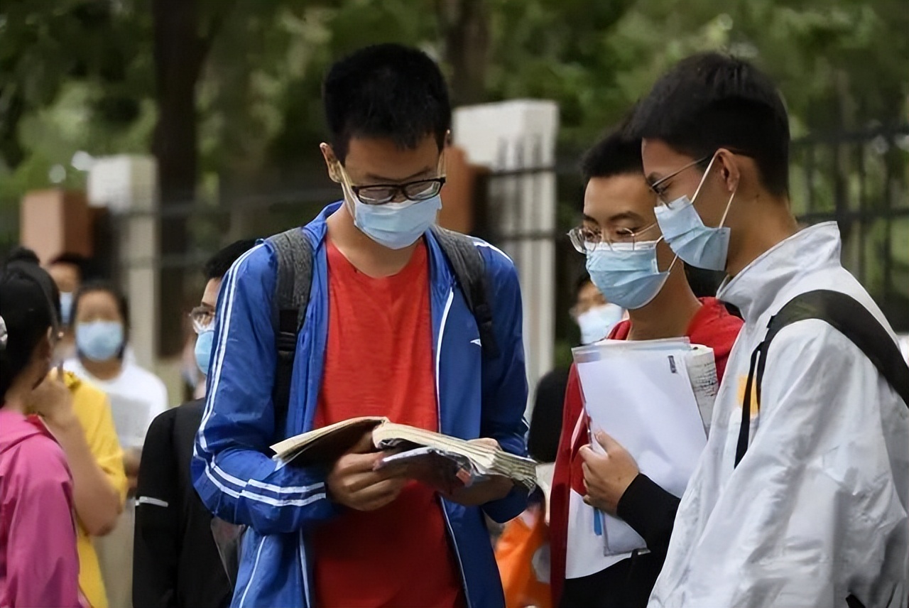 同样是中考被淘汰，一个直接进厂打工一个读职高，几年后差距大