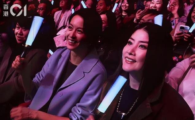 刘德华12岁女儿现身演唱会!穿露肩裙披散长发,回眸模样神似妈妈