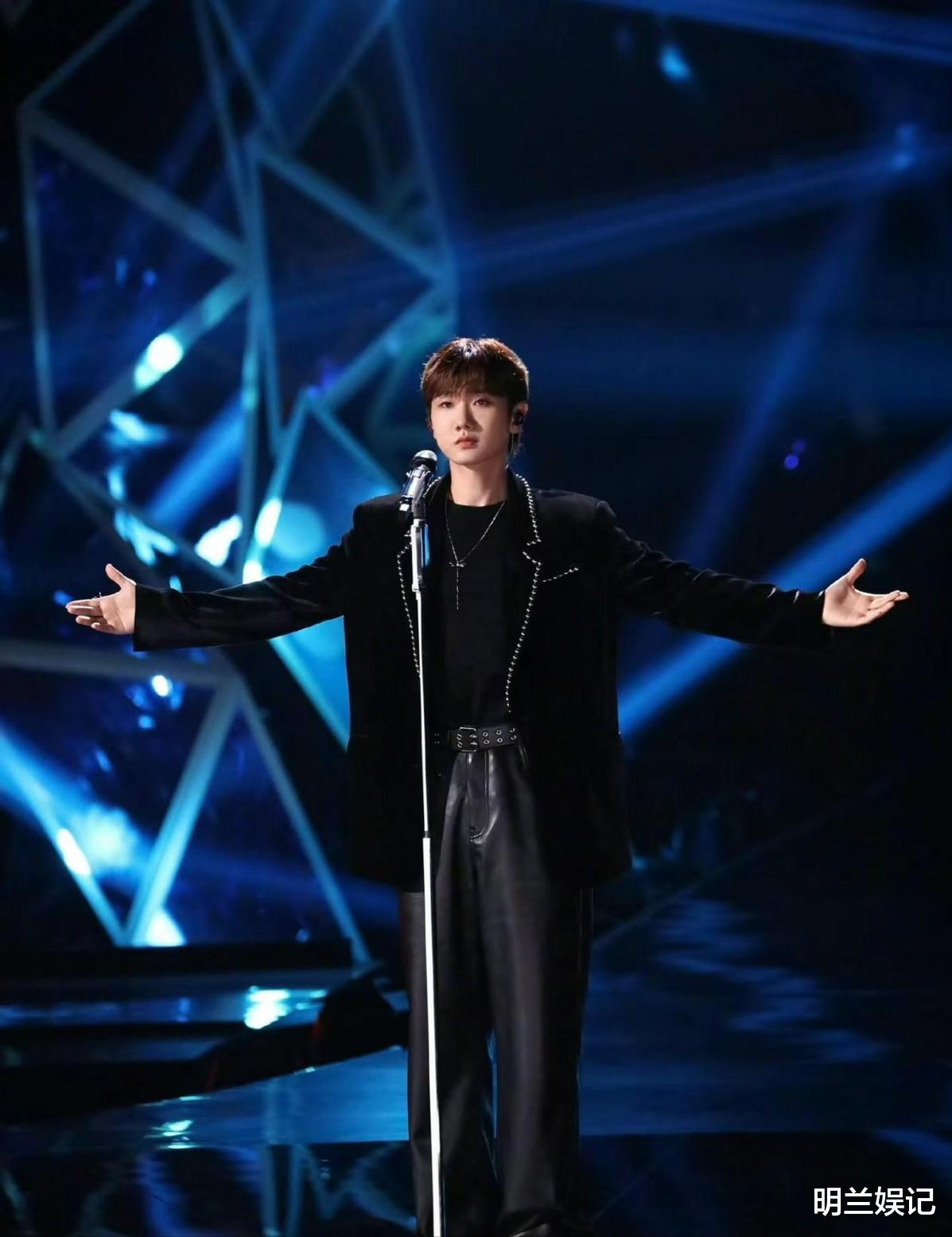 狗仔曝光了！汪苏泷玩的真花，8天夜会3美女，风格不同，更多内幕